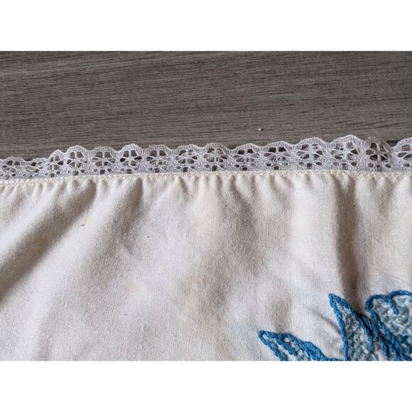 Vintage Embroidered Table Runner With Blue Doves & Pink Bows Lace Trimmed 40" x - Picture 4 of 5